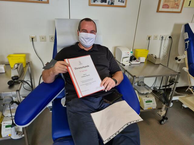 Aus den Händen von Matthias Mudra erhielt Andreas Bernd eine Urkunde für seine 100. Spende in der Blutspendezentrale Kaiserslautern | Foto: Ralf Vester 