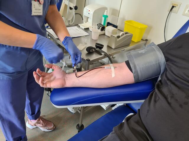 Andreas Bernd ist "verkabelt", das Blut läuft | Foto: Ralf Vester