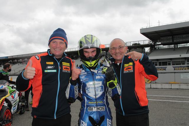 Dirk Geiger freut sich mit Michael und Carsten Freudenberg (rechts) nach dem Doppelsieg in Hockenheim (Foto Michael Sonnick)