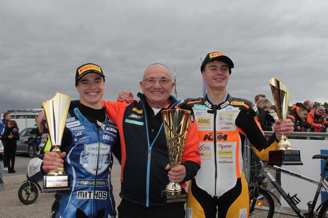 Doppelsieger Dirk Geiger mit Teamchef Carsten Freudenberg und Lennox Lehmann (rechts), der zweimal Zweiter wurde (Foto Michael Sonnick)