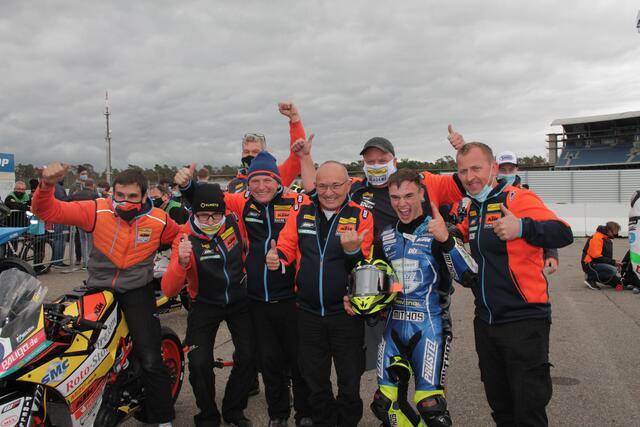 Das Freudenberg-KTM-Team jubelt nach dem Doppelsieg (Foto Michael Sonnick)