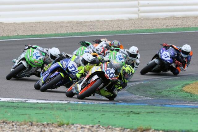 Dirk Geiger (Startnummer 60) führt das IDM Supersport 300-Rennen an (Foto Thomas Haas)