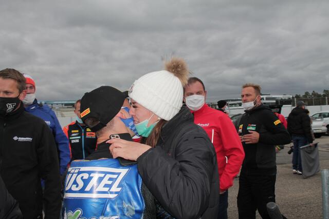 Siegerkuss für Dirk Geiger (Foto Michael Sonnick)