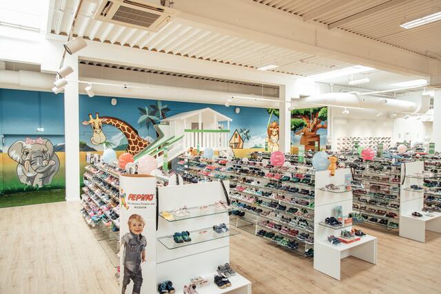 In der Abteilung für Kinderschuhe gehen die Mitarbeiter besonders auf das Bedürfnis der jüngsten Kunden ein. Gerade für Kinder ist ein passendes und kindgerechtes Schuhwerk wichtig für die Entwicklung. Wir freuen uns auf Ihren Besuch!