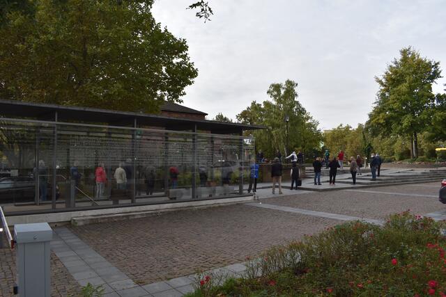 Lange Schlangen vorm Casimirschloss | Foto: Stadt Kaiserslautern