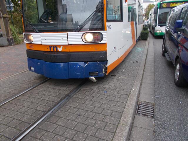 Die Straßenbahn nach ihrer Begegnung mit dem Pkw