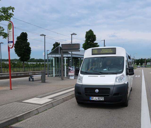 Auf der Buslinie 118 wird vormittags im Wechsel auch ein Kleinbus eingesetzt.  | Foto: Roland Jourdan