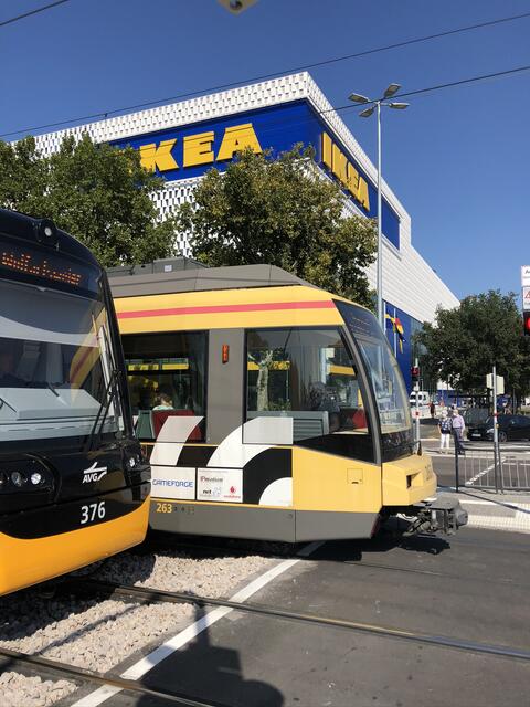 IKEA an der Haltestelle "Weinweg" in Karlsruhe.  | Foto: Roland Jourdan