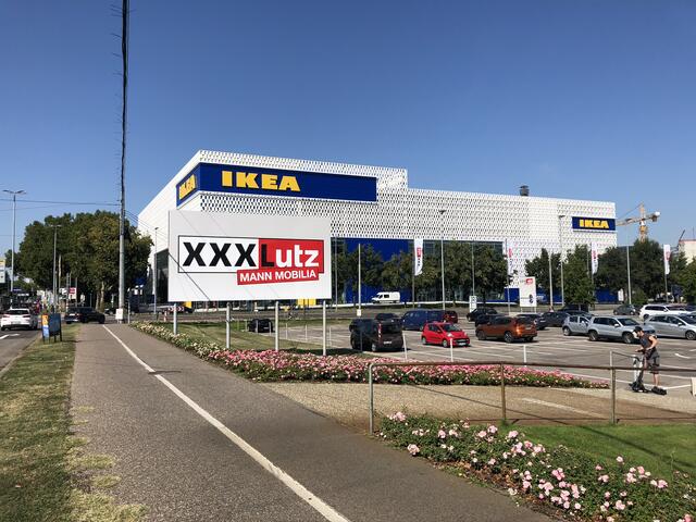 IKEA hat in Karlsruhe gegenüber von XXX-Lutz - Mann Mobilia gebaut.  | Foto: Roland Jourdan