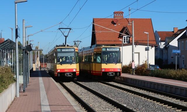 Neben der Stadtbahn S11 nach Ittersbach oder Karlsruhe, starten am Bahnhof Langensteinbach die Buslinien 118 nach Durlach Zündhüte, 152 nach Pfinztal - Kleinsteeinbach, 153 nach Auerbach und 721 zum Hauptbahnhof Pforzheim.  | Foto: Roland Jourdan