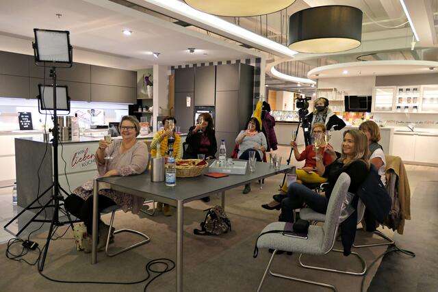 Prost - Die Zuschauerinnen sind auf den Abend gespannt | Foto: Brigitte Melder