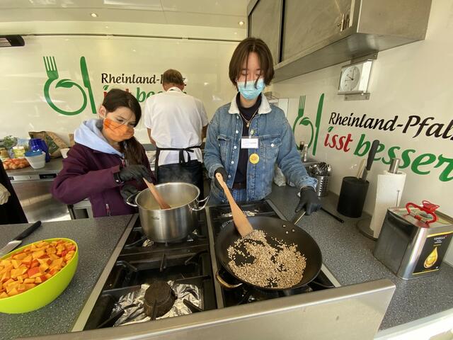 Die Kids vom Cooking Kids Club brutzeln für die Besucher des Klimaschutztags. | Foto: ps