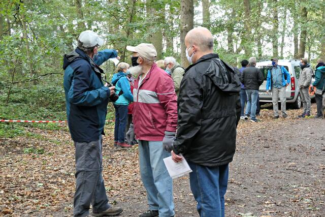 Herr Saur erklärt, welche Richtung für 5 und 10 km gelaufen wird | Foto: Brigitte Melder