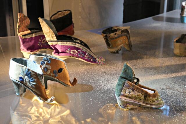 Aufwendig bestickte Gien-Lien-Schuhe | Foto: Brigitte Melder
