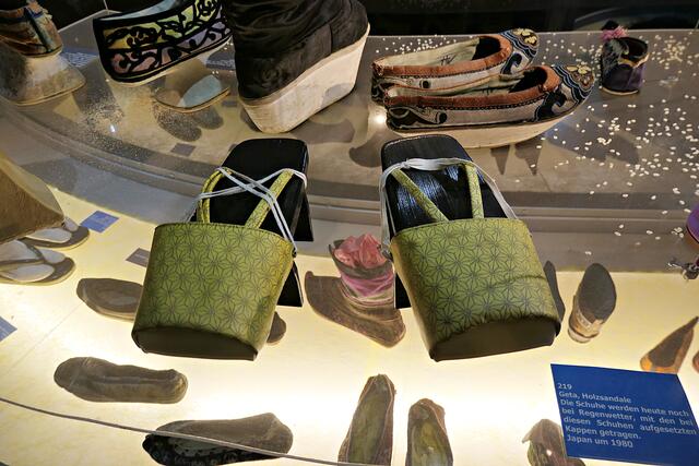 Geta Holzsandalen werden noch heute getragen | Foto: Brigitte Melder