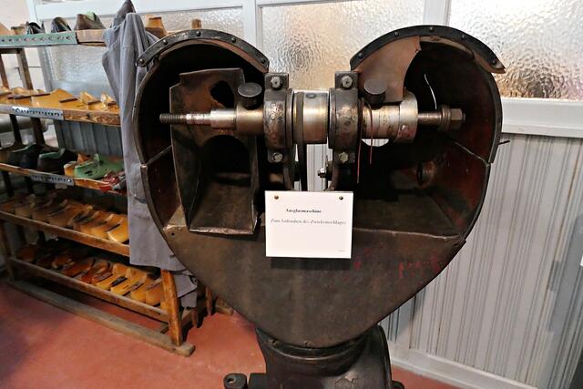 In Herzform eine Ausglasmaschine zur Sohlenbefestigung | Foto: Brigitte Melder