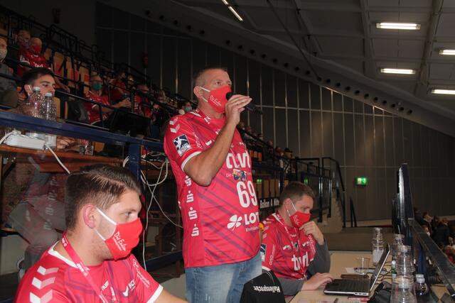 Hallensprecher Thomas Repp bei der Spielervorstellung (Foto Michael Sonnick)