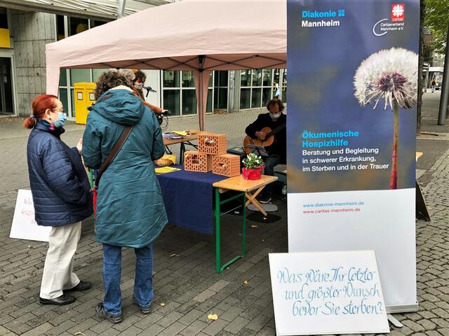Am Stand der Ökumenischen Hospizhilfe auf dem Paradeplatz.