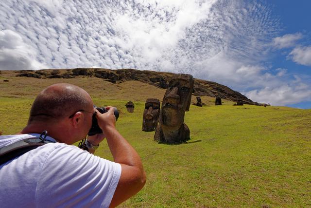 Gernot Haida beim Fotografieren der weltberühmten Moai-Figuren von Rapa Nui auf der Osterinsel.  | Foto: www.der-fernwehfotograf.de
