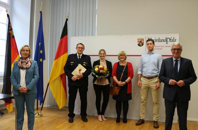 Mit Michael Hopp und Innenminister Roger Lewentz freuen sich die Speyerer OB Stefanie Seiler und Hopps Familie über die Auszeichnung.