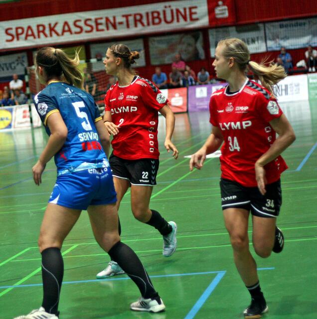 Xenia Smits und Kim Braun (34) auf hablrechts und rechts, hier in einem Match versus die NSU im September in der Ballei.
Kim Braun hat jetzt 7 Länderspiele auf dem Buckel und gilt als großes Talent. Stammt aus Eupen Malmedy, links neben ihr Xenia Smits (bei Antwerpen geboren), die dieses Saison bei SG BBM Bietigheim aufläuft, nachdem sie jahrelang bei Handball Metz unter Vertrag stand. Stammkraft in der deutschen Damennationalfrauenschaft und ganz wichtige Spielerin für die EM in Dändemark und Norwegen, wobei sich die deutsche Mannschaft nur in Norge aufhalten wird, egal wie das Turnier für sie läuft.
FotoArchiv Merkel+Merkel