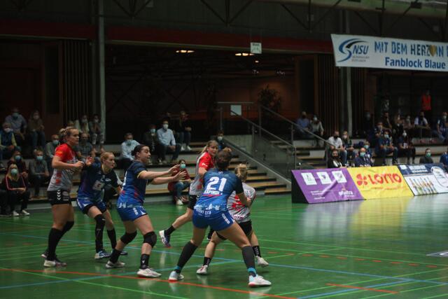 Spielszene aus der zweiten Halbzeit: Selina Kalmbach (LA/NSU), Jill Kooij (KM/ (23) und Irene Espinola Perez (21/RR +RM/NSU) verteidigen einen Angriff Rosengartens .
Überragendes Spiel von allen dreien.Espinola Perez erzielt allein in der ersten Hälfte 6 Treffer.
FotoArchiv/Autorenkollektiv Merkel+Merkel