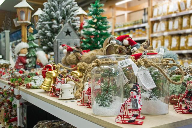 Deko-Artikel wie Engel, Schneemänner, Rentiere und kleine Schlitten sorgen für weihnachtliche Stimmung für die festlichen Tage | Foto: Frank Schäfer