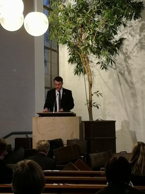 OB Marc Weigel bei der Eröffnung der Abendveranstaltung | Foto: Gedenkstätte für NS-Opfer in Neustadt e. V.