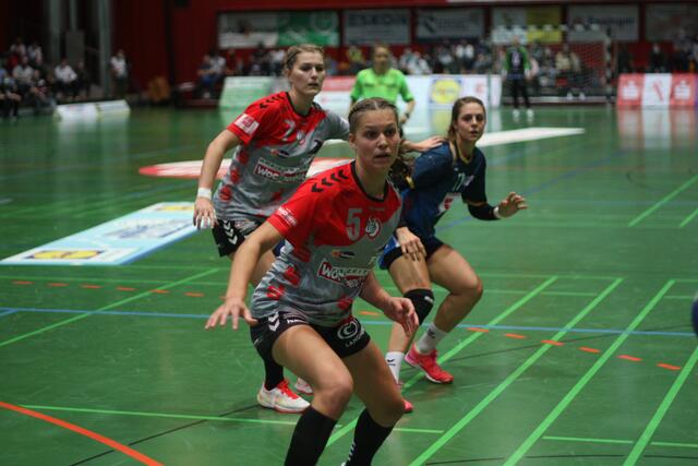 Ballei-Dance ...vorne links Maj Nielsen (Luchse), die in der 27.Minute eingewechselt wurde und auf Rechtsaußen brillierte, 4 Treffer, zusammen mit Marleen Kadenbach (Luchse), ebenfalls 4 Goals und Carmen Moser (NSU) ebenfalls 4 Treffer.
Widmen wir das Foto Bob Marley: Sun is shining the weather is sweet, all we have to do is to dance our feet...

FotoArchiv Merkel+Merkel