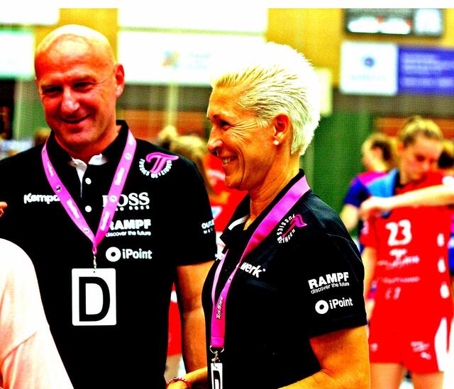Edina Rott (Trainerin) und Ferenc Rott (Manager) von den TusSies aus Metzingen, zusammen mit Rebecca Rott ihrer Tochter die Handball-Gang: Alles Rott oder was ?
FotoArchiv Merkel+Merkel