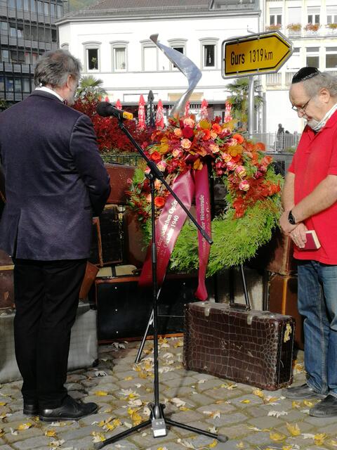 Ingo Röthlingshöfer und Eberhard Dittus bei der Kranzniederlegung | Foto: Gedenkstätte für NS-Opfer in Neustadt e. V.