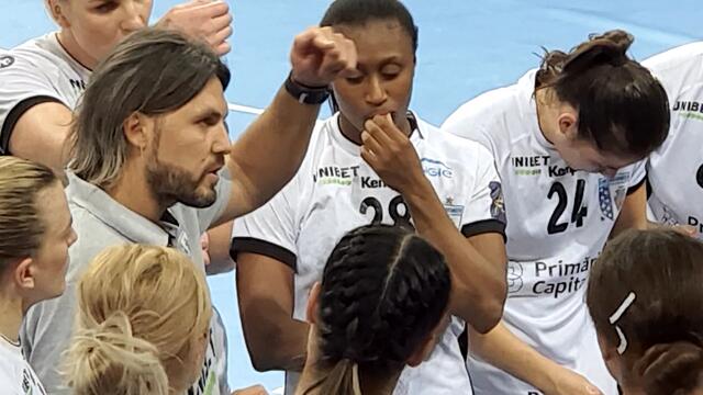 Der Handballdamen-Flüsterer von Bukarest und der Ludwigsburger
 Arena :Adrian Vasile, Head Coach der Bukarester Traumtruppe am Sonntag, den 25.10.2020 in der MHP Arena ...wie er leibt und lebt...100 Prozent oder gar nichts !
Mimesis, Gestik und Kommunikation ...
FotoArchiv Merkel+Merkel