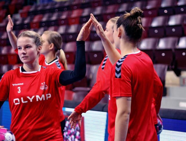 Amelie Berger (RA) und Leonie Patorra vor dem Match versus CSM Bucuresti, konzentriert und voller Hoffnung auf die Sensation gegen CSM Bucuresti und voller Hoffnung ausgerechnet gegen den Tabellenführer der Gruppe den ersten Heimsieg in die leere  MHP Arena (Geisterkulisse) zu holen...
FotoArchiv Merkel+Merkel