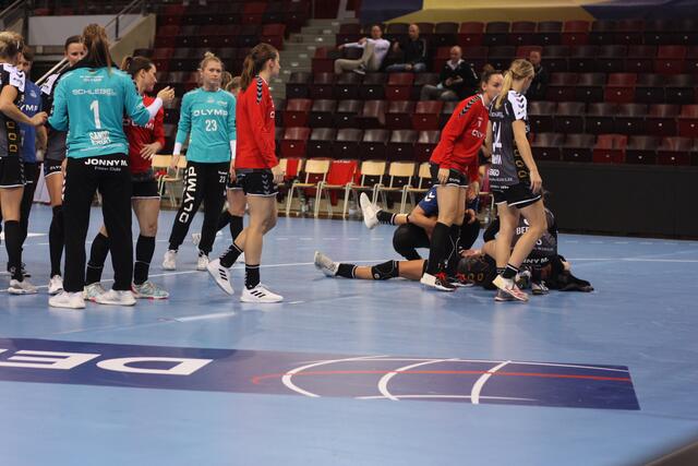 This is the End my Friends...Emily Sando, Anna Loerper, Valentyna Salamakha, Jule Maidhof und Leonie Patora sowie Kim Braun nach der Sirene und dem ernüchternden 22:32 gegen das WelthandballTeam von CSM Bukarest.
FotoArchiv/Autorenteam Merkel+Merkel