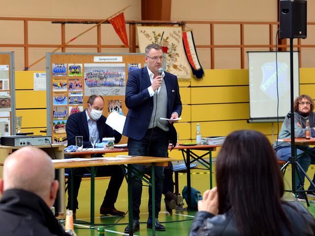 Ortsbürgermeister Christian Schwab beim Grußwort und den Glückwünschen der Gemeinde