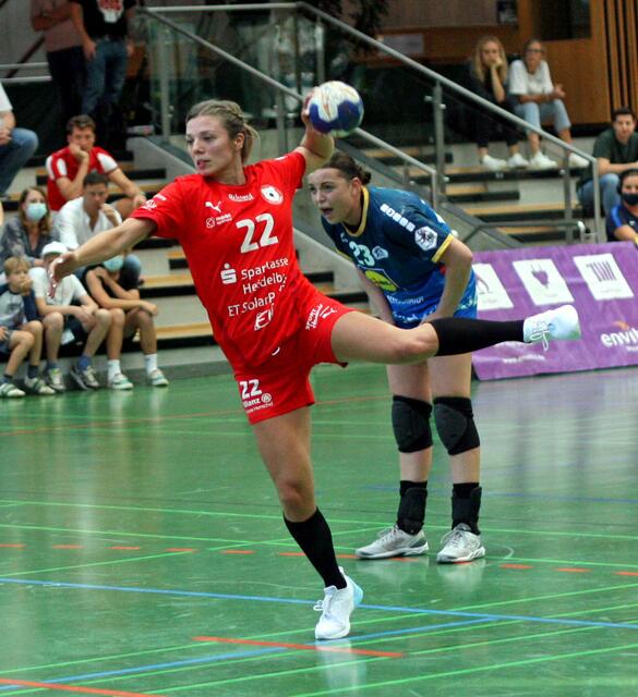 Saskia Fackel (rotes Trikot) und Jill Kooij (NSU). Auf Saskia Fackel, die Halbrechte, wird es ankommen, wenn versus Bensheim die Wende geschafft werden soll...in leerer Halle...Corona...
FotoArchiv Merkel+Merkel