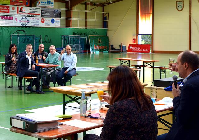 Beim Anstossen auf das 100-jährige Jubiläum des TSV, v.l. Nadine Weber (Beigeordnete), Christian Schwab (Ortsbürgermeister), Georg Kloos (1. Vors. Angelsportverein), Roland Eiswirth (Ex-Bürgermeister u. Kulturkreisvors.) u. Wolfgang Rieder (1. Beigeordneter)