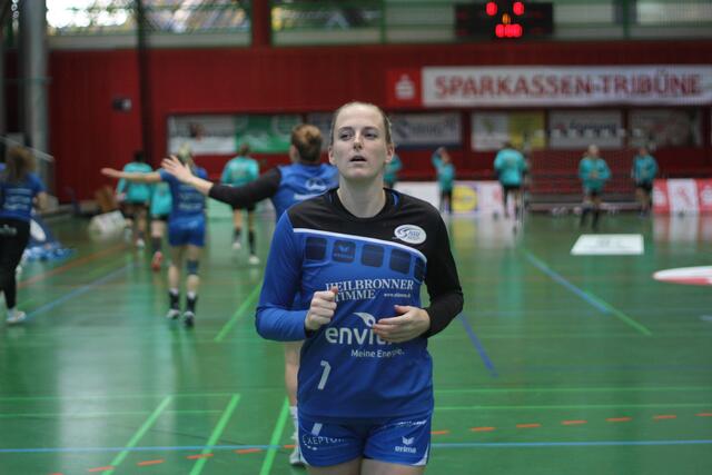 Die kongeniale niederländische Mittelfeldstrategin Lynn Knippenborg... eine der Säulen des TEAMS, der Trainerin Tanja Logvin, des Vereins...
Überragend als Regisseurin versus Ketsch, Halle,Bietigheim, Mainz 05 und versus Rosengarten, blindes Verständnis mit der spanischen Nationalspielerin Espinola Perez, mit Nathalie Hendrikse auf Linksaußen, NO-Look-Pässe, dito blindes Verständnis mit der Kreisläuferin Jill Kooij...
Autorenkollektiv & FotoArchiv Merkel+Merkel