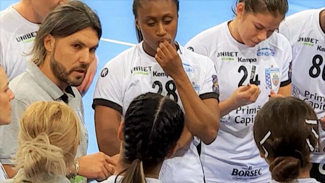 Adrian Vasile, der Trainer von CSM Bucuresti im Austausch mit seinem Team, er spricht eine Melange aus Französisch, Englisch und Rumänisch...
FotoArchiv Merkel+Merkel