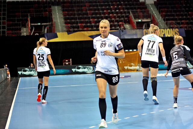 Barbara Lazovic (25), Laura Moisa (89) und Elena Pintea (77) formieren sich zum nächsten trefferschwangeren Angriff, der in der zweiten Halbzeit ernstmachenden Bukarester Handballdamen...Im Hintergrund die kafakaesk-surrealen Ränge...
FotoArchiv Merkel+Merkel