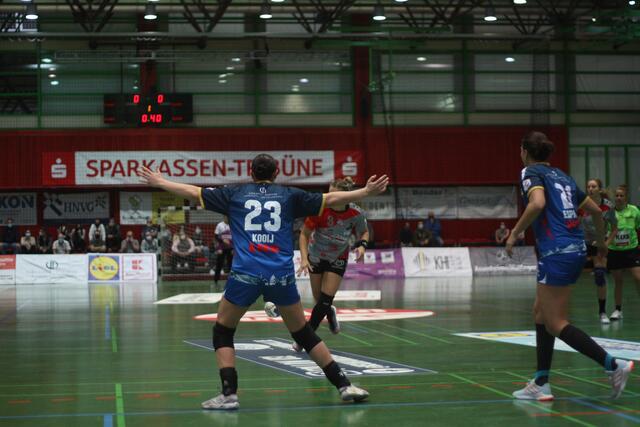 Jill Kooij und Irene Espinola Perez verteidigen gegen Rosengarten und sind Säulen des Teams, das sich mit einem 33:25 im ersten Tabellendrittel festsetzte...und am Weekend in Oldenburg die Erfolgsserie fortsetzen will und in zuschauerleerer Halle einen Auswärtssieg anstrebt...wären dann 11:5 Punkte...
FotoArchiv Merkel+Merkel