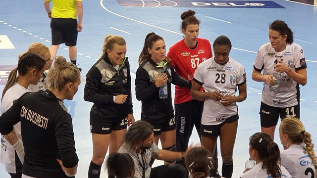 Adrian Vasile gestisch, mimetisch, kommunikativ high speed, high engagement, Pep Guardiola des Damenhandballs...Im Background mit der 87 Jelena Grubisic, die Luisa Schulze und Kim Naidzinavicius und Xenia Smits mit ihren unfassbaren Paraden fast in den Wahnsinn trieb...
FotoArchiv Merkel+Merkel