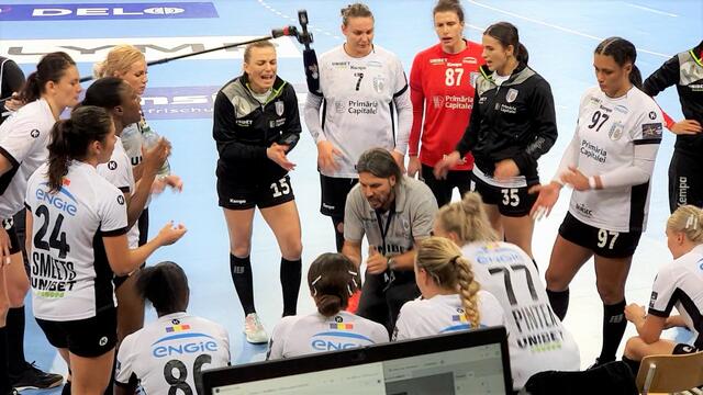 Andrea Klikovac ( zigfache Nationalspielerin Montenegros) und Adrian Vasile motivieren die Bucuresti-Ladies nach der Auszeit full power zu geben, Bietigheim war bis auf 17:20 herangekommen, mit der 87 im roten Torfrauentrikot Jelena Grubisic, die unfassbare Paraden zeigte...
FotoArchiv Merkel+Merkel