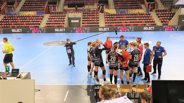 Auszeit nach dem 5:0-Lauf der Bukarester Handballdamen zum zwischenzeitlichen 11:19 in der zweiten Halbzeit. Anschließend kamen die Bietigheimerinnen auf 17:20 heran, um anschließend wieder abreißen zu lassen und am Schluss, es fehlten zusehends die Körner, 22:32 klar zu verlieren.
FotoArchiv Merkel+Merkel