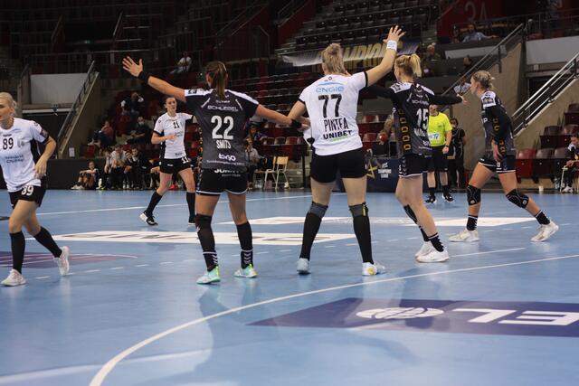 Spielszene während der zweiten Halbzeit der Begegnung SG BBM Bietigheim versus CSM Bucuresti, EHF Cup 2020/21 Vorrunde in der leeren Ludwigsburger MHP Arena
Xenia Smits (22), Kim Naidzinavicius (15) und Luisa Schulze (ganz außen rechts) versuchen Elena Pintea, eine physische Naturgewalt zu verteidigen, was nicht immer gelang, am besten noch Luisa Schulze.
FotoArchiv Merkel+Merkel