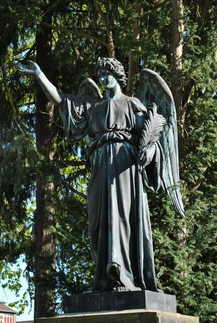 In den Monaten November und Dezember steht das Gedenken an liebe Verstorbene im Mittelpunkt.