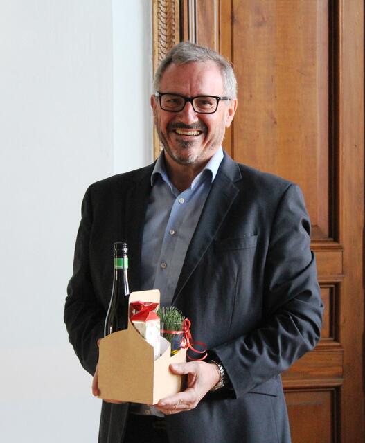 Bürgermeister Marcus Schaile mit dem „Adventsfeier dehäm“-Geschenk | Foto: Stadt Germersheim