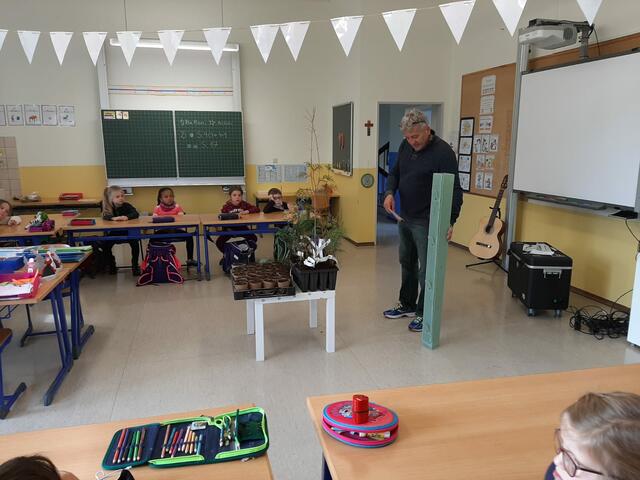 Vergangene Woche zeigte Andreas Schmitt bereits im Unterreicht verschiedene Baumarten | Foto: Altschuck