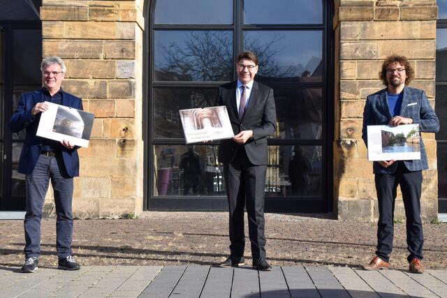 Freuen sich über den neuen Kalender „Festungsstadt Landau“: Verleger Markus Knecht, OB Thomas Hirsch und Stadtdenkmalpfleger Jörg Seitz (v.l.n.r.). 
 | Foto: stp