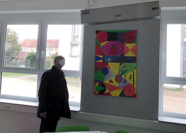 Bürgermeister Karl Dieter Wünstel machte sich in Hatzenbühl ein Bild von der Funktionsweise der Luftreinigungsgeräte.